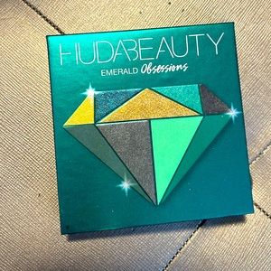 Huda beauty Emerald obsessions palette